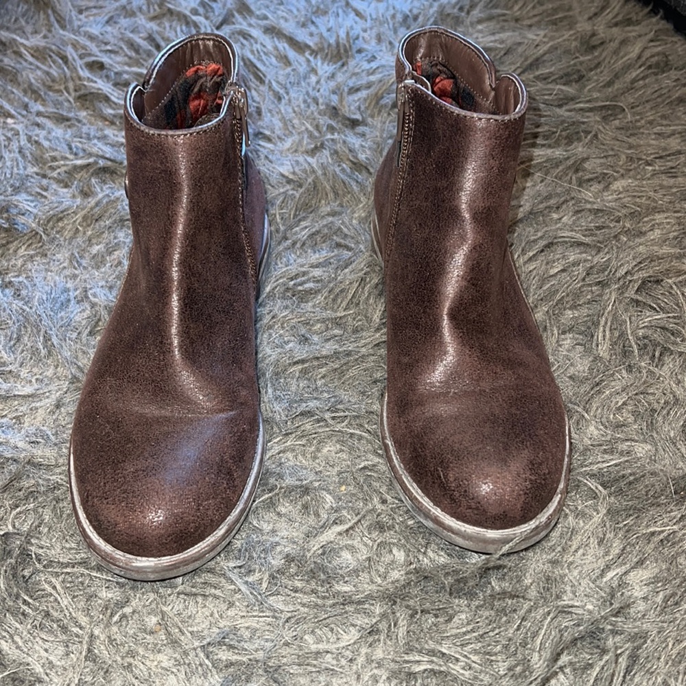 Women's Baretraps brown ankle boots with Zipper , size 6.5
